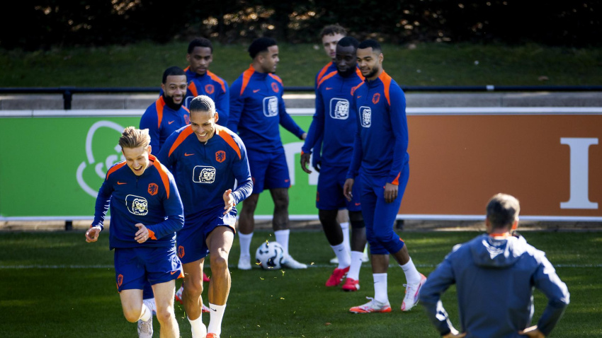 Frenkie de Jong y Van Dijk durante el entrenamiento de Países Bajos