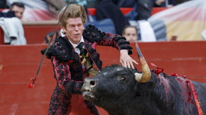 Momento de la cogida sufrida por Borja Jiménez en Valencia