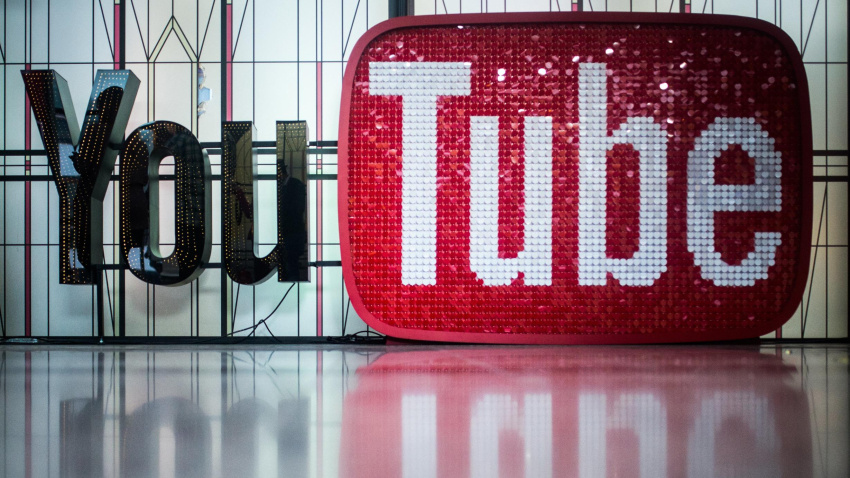 Archivo - Logotipo de la plataforma de vídeo YouTube