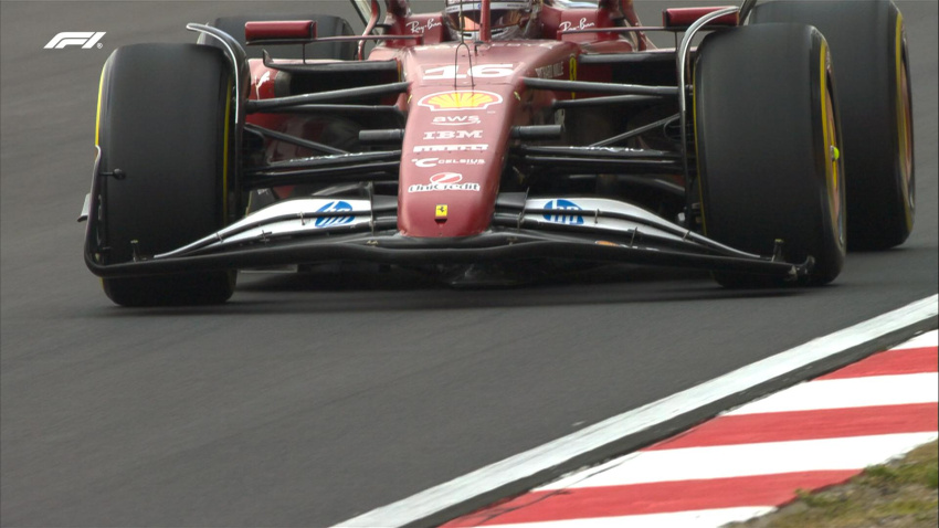 El alerón de Leclerc se encuentra descolgado en la parte izquierda tras el toque con Hamilton.