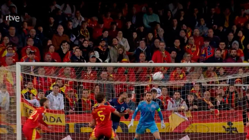 Imagen del agarrón de Le Normand a Memphis