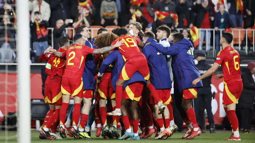 Los jugadores de España celebran el triunfo contra Países Bajos