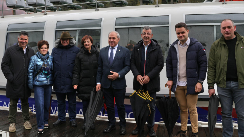 Autoridades na inauguración da temporada de catamaráns da Deputación de Lugo