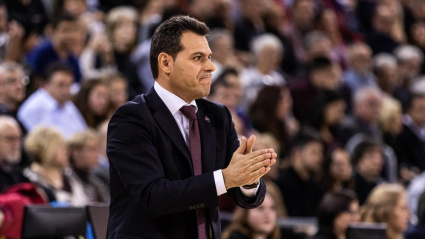 Dimitris Itoudis, entrenador del Hapoel Tel Aviv, es el líder del conjunto hebreo