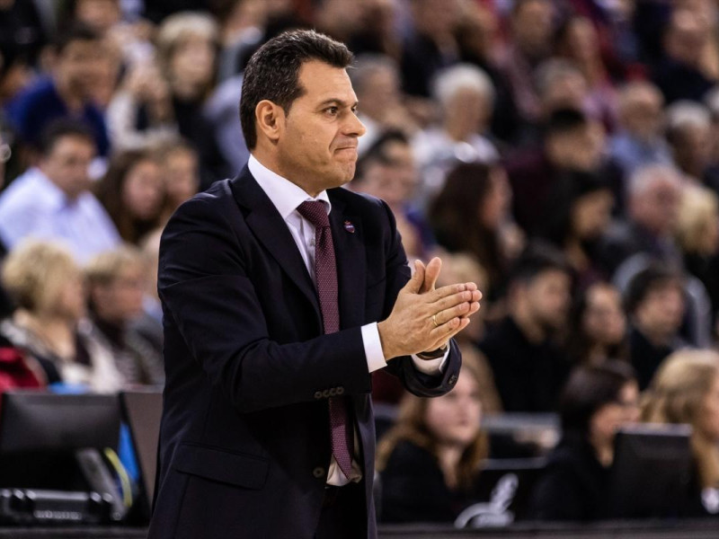 Dimitris Itoudis, entrenador del Hapoel Tel Aviv, es el líder del conjunto hebreo