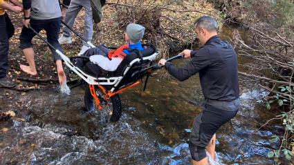 La silla Joëlette Adventure permite que las personas con movilidad reducida practiquen actividades deportivas variadas