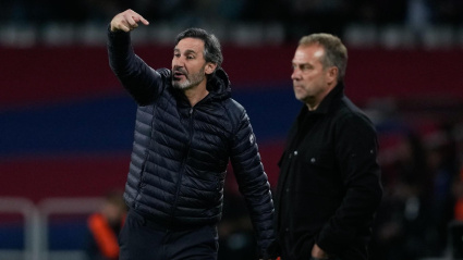 Vicente Moreno y Hansi Flick durante el Barcelona - Osasuna