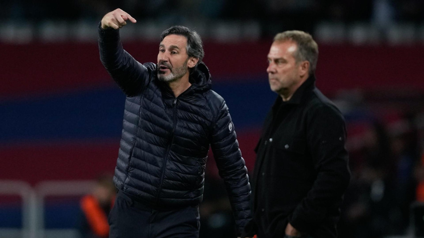 Vicente Moreno y Hansi Flick durante el Barcelona - Osasuna