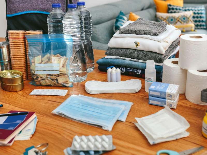 Kit de supervivencia desplegado sobre una mesa de escritorio