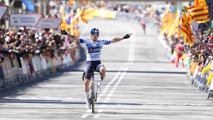 Primoz Roglic celebra la victoria en la meta de Barcelona.