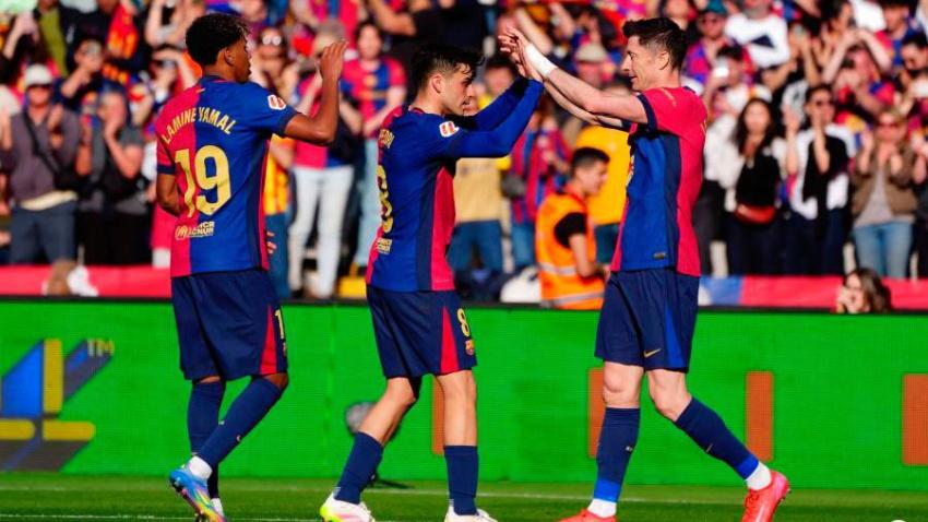 Los jugadores del Barcelona celebran con Lewandowski el tercer gol ante el Girona
