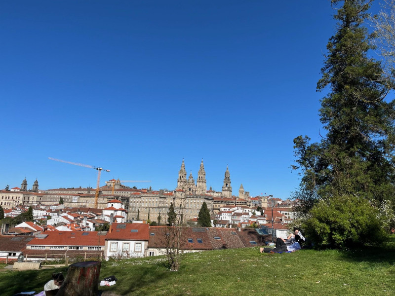 Varias personas toman el sol este lunes en La Alameda compostelana