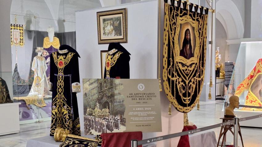 Exposición del Cristo del Rescate del Paso Blanco en el MUBBLA