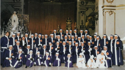 Foto de archivo de los portapasos del Cristo del Rescate del Paso Blanco de Lorca hace 40 años