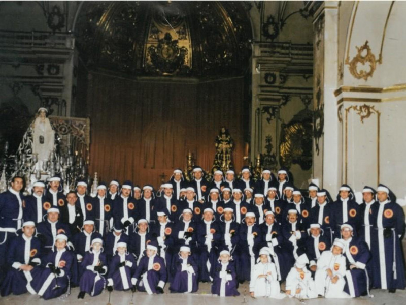 Foto de archivo de los portapasos del Cristo del Rescate del Paso Blanco de Lorca hace 40 años