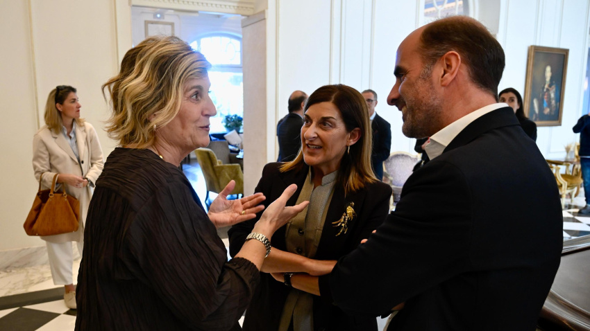 Buruaga junto a la Directora Regional de COPE Cantabria, Ana González y el Director de Transformación, Estrategia y Desarrollo de nuevos negocios de COPE, Andoni Orrantia