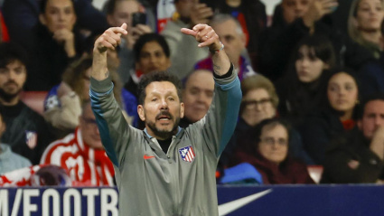 Simeone da instrucciones a sus jugadores en el Atlético - Barcelona de Copa