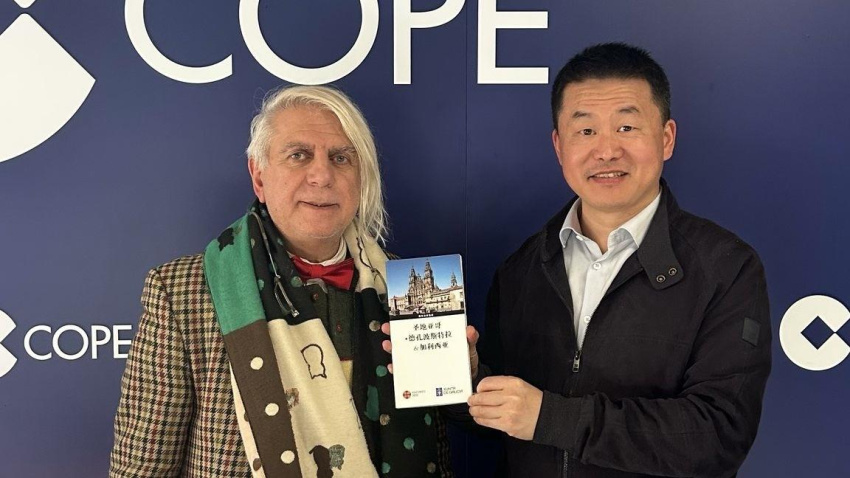 Favio Linglong y Antonio Nieto, promotores de esta iniciativa con el libro presentado por la Xunta en 2010 en la Exposición Universal de Shanghai sobre el Camino de Santiago editado en chino
