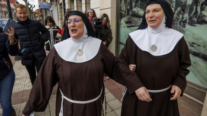 BRIVIESCA (BURGOS, 04/04/2025.- La exabadesa del Monasterio de Belorado, Laura García de Viedma (i) y sor Berit, tras declarar como investigada en un delito de apropiación indebida vinculado a una operación de venta de oro, propiedad de la comunidad religiosa, el pasado mes de enero, este viernes en el Juzgado de Briviesca (Burgos). EFE/Santi Otero