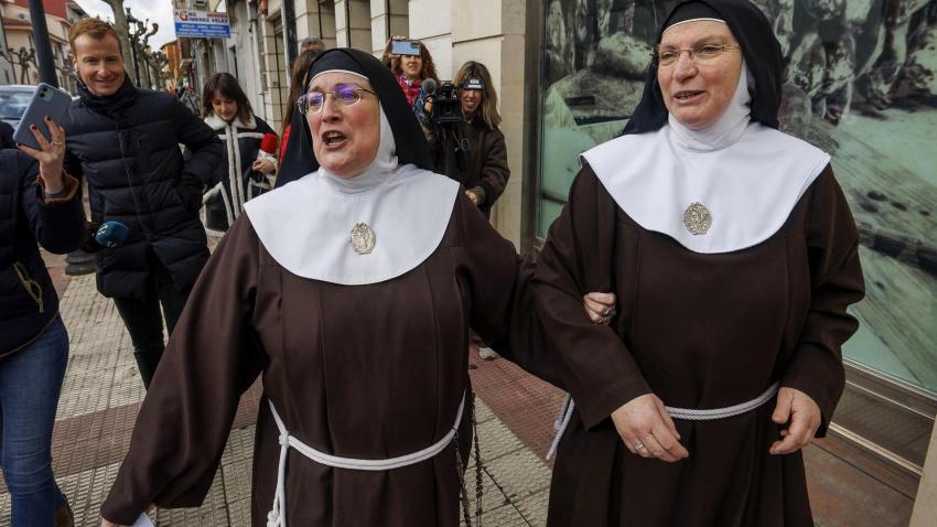 BRIVIESCA (BURGOS, 04/04/2025.- La exabadesa del Monasterio de Belorado, Laura García de Viedma (i) y sor Berit, tras declarar como investigada en un delito de apropiación indebida vinculado a una operación de venta de oro, propiedad de la comunidad religiosa, el pasado mes de enero, este viernes en el Juzgado de Briviesca (Burgos). EFE/Santi Otero