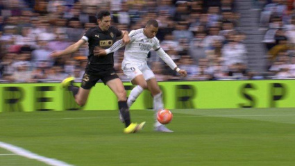 Momento del polémico penalti de Tárrega sobre Mbappé
