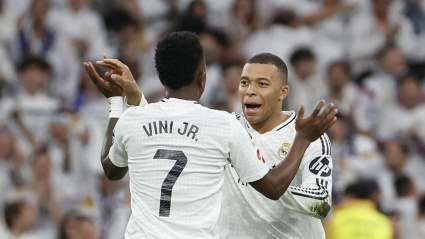 Vinicius celebra con Mbappé el gol del Real Madrid al Valencia