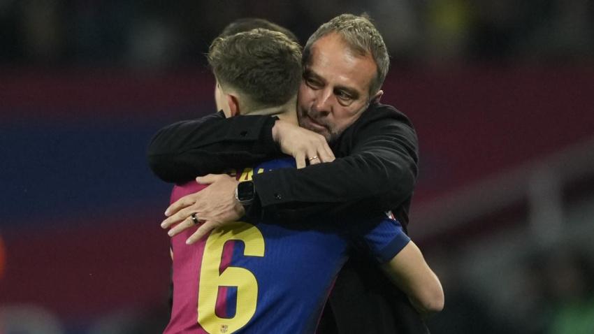 Gavi abraza a Flick para celebrar su gol, en el Barcelona - Betis