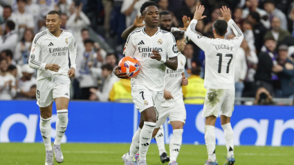 Vinicius, con el balón, tras el gol en el Real Madrid-Valencia