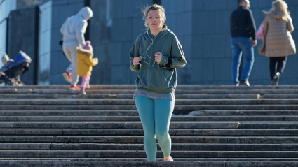 Las directrices de la OMS recomiendan al menos 150 minutos semanales de actividad física moderada para adultos, distribuidos a lo largo de la semana