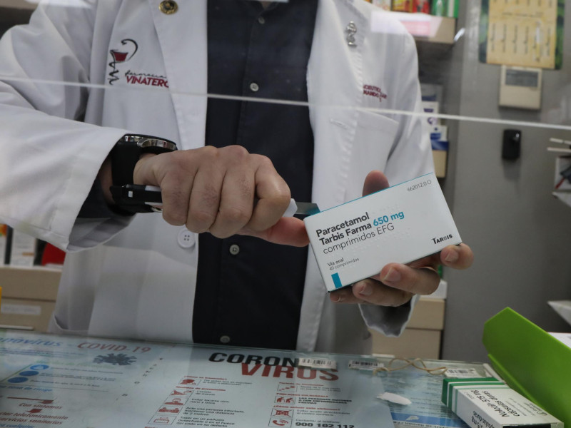 Un farmacéutico recorta el código de barras de una caja de Paracetamol