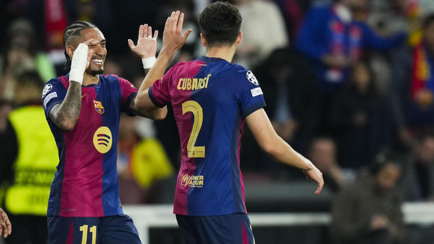 Raphinha celebra con Cubarsí el primer gol del Barcelona contra el Dortmund