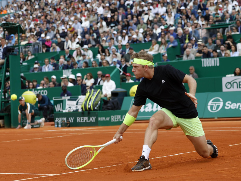 Davidovich jugando contra Alcaraz en el Masters 1000 de Montecarlo
