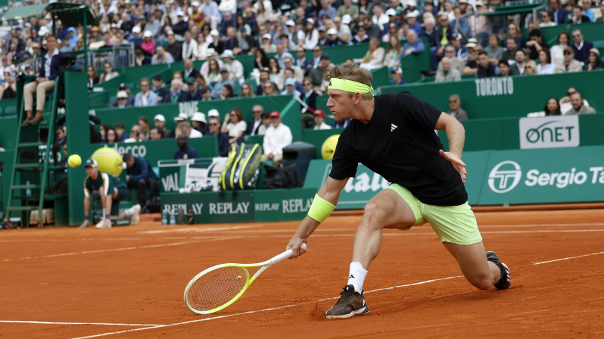 Davidovich jugando contra Alcaraz en el Masters 1000 de Montecarlo