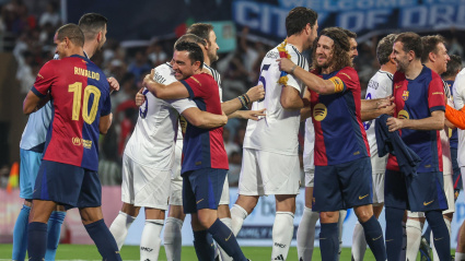 Las leyendas abrazándose tras el pitido final