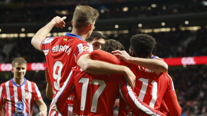 Sorloth celebra con sus compañeros el gol del Atlético contra el Real Valladolid
