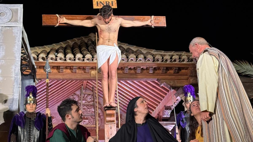Momento de la crucifixión en el Vía Crucis viviente de Lorca