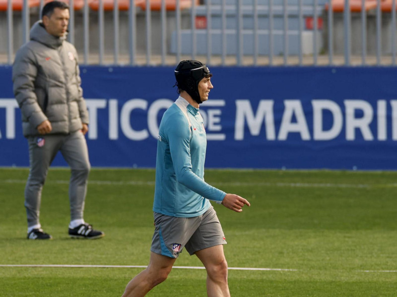 El defensa francés del Atlético de Madrid, Robin Le Normand, con un casco protector después de su golpe en la cabeza