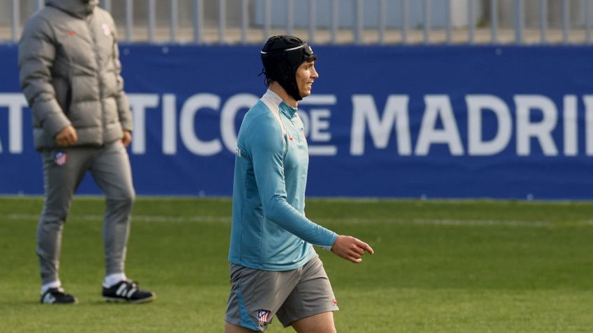 El defensa francés del Atlético de Madrid, Robin Le Normand, con un casco protector después de su golpe en la cabeza