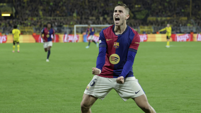 Fermín, jugador del Barcelona, celebra el autogol del Dortmund
