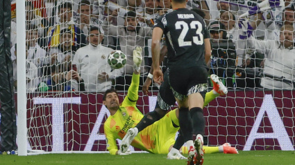 Courtois le para el penalti a Saka en el Real Madrid - Arsenal