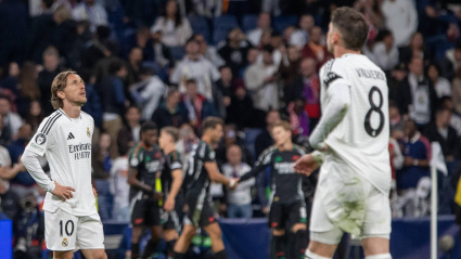 Luka Modric y Valverde se lamentan tras la eliminación del Real Madrid en la Champions League