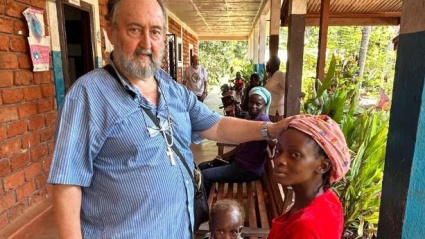 Obispo de Bangassou en el orfanato