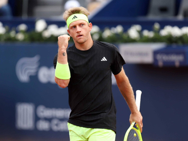 Alejandro Davidovich Fokina celebra un punto durante su partido ante Wawrinka en el Godó.