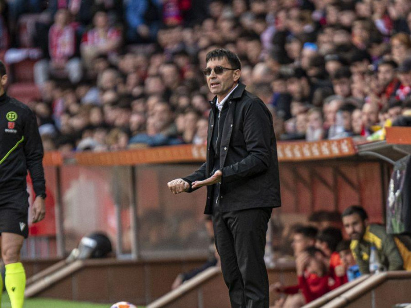 Asier Garitano en su debut en El Molinón