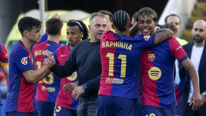 Raphinha celebra con Lamine Yamal la victoria del Barcelona ante el Celta