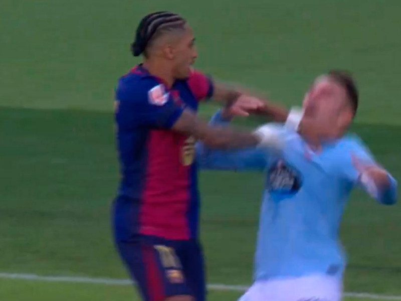 Raphinha golpeando en la cara a Iago Aspas