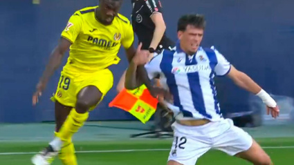 Imagen polémica de la falta de Pape Gueye al jugador de la Real Sociedad