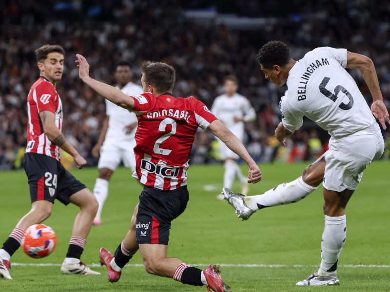 Jude Bellingham dispara, en el Real Madrid - Athletic
