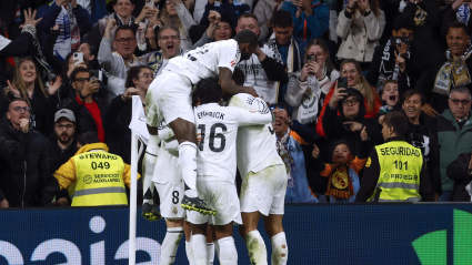 Los jugadores del Real Madrid celebran el gol de Fede Valverde al Athletic