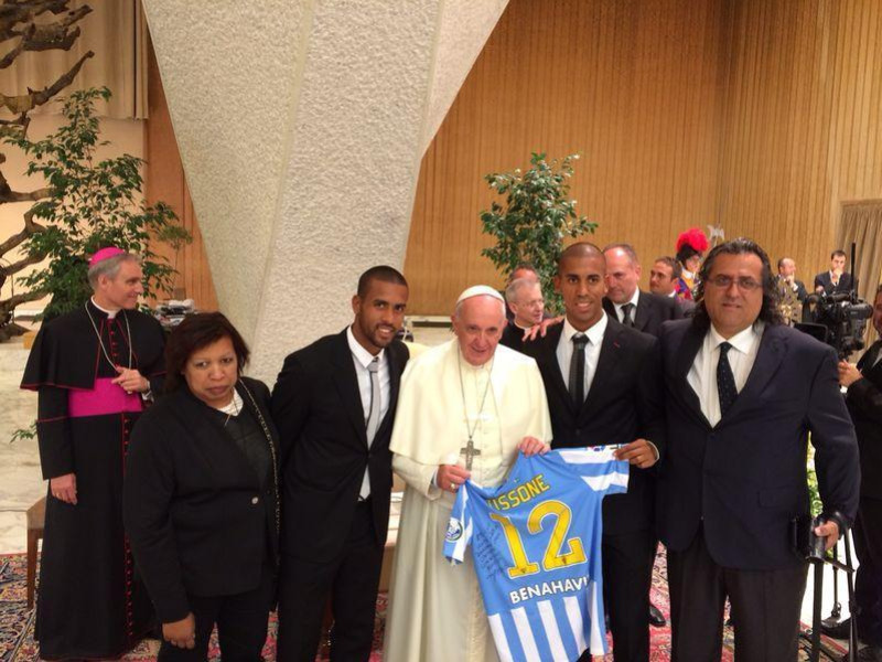 Imagen de Tissone y su familia en el 2014 junto al Papa Francisco en Roma.